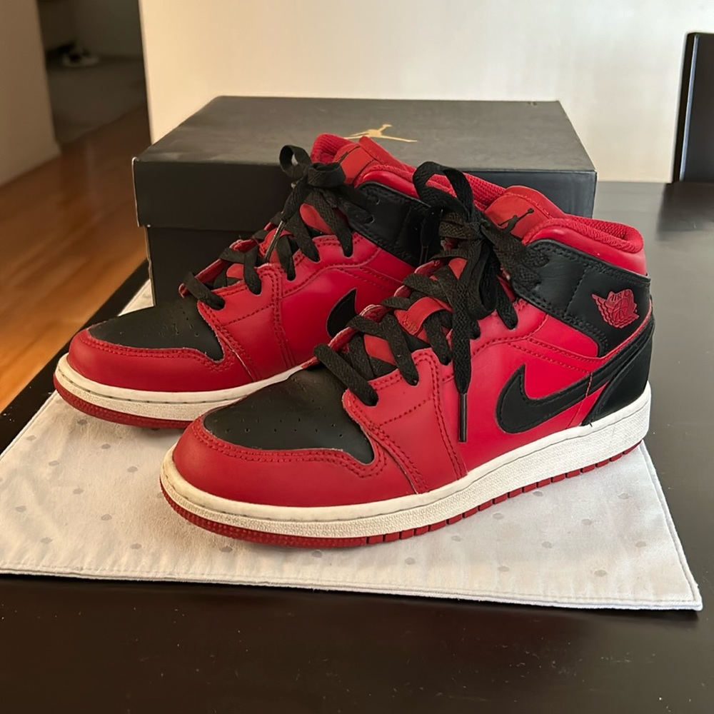 Air Jordan 1 MID Size 4Y